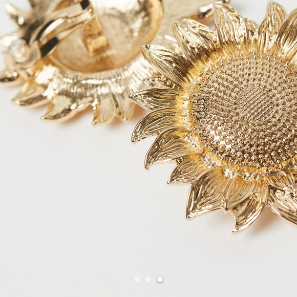Sandra Mansour H&M gold colored clip-on earrings - Picture 2 of 5